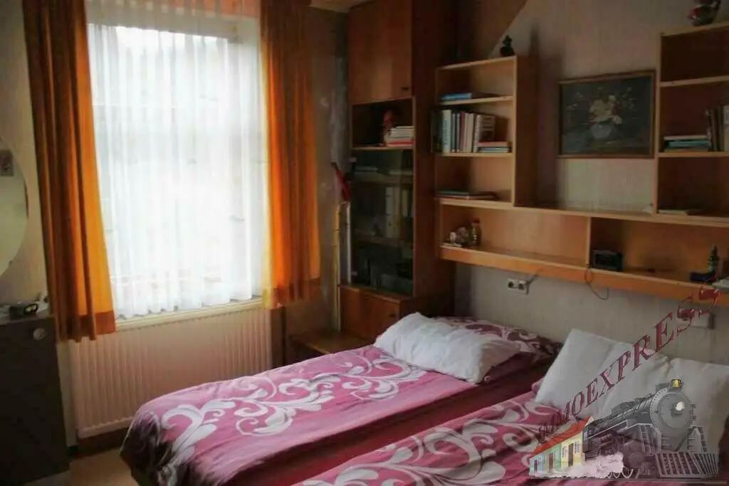 Ein-/ Zweifamilienhaus mit viel Potential - 3 Garagen - 1.368 m² - getrennte Eingänge